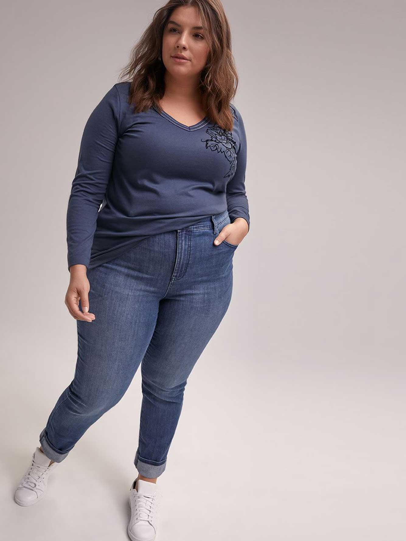 straight leg jeans for curvy figures